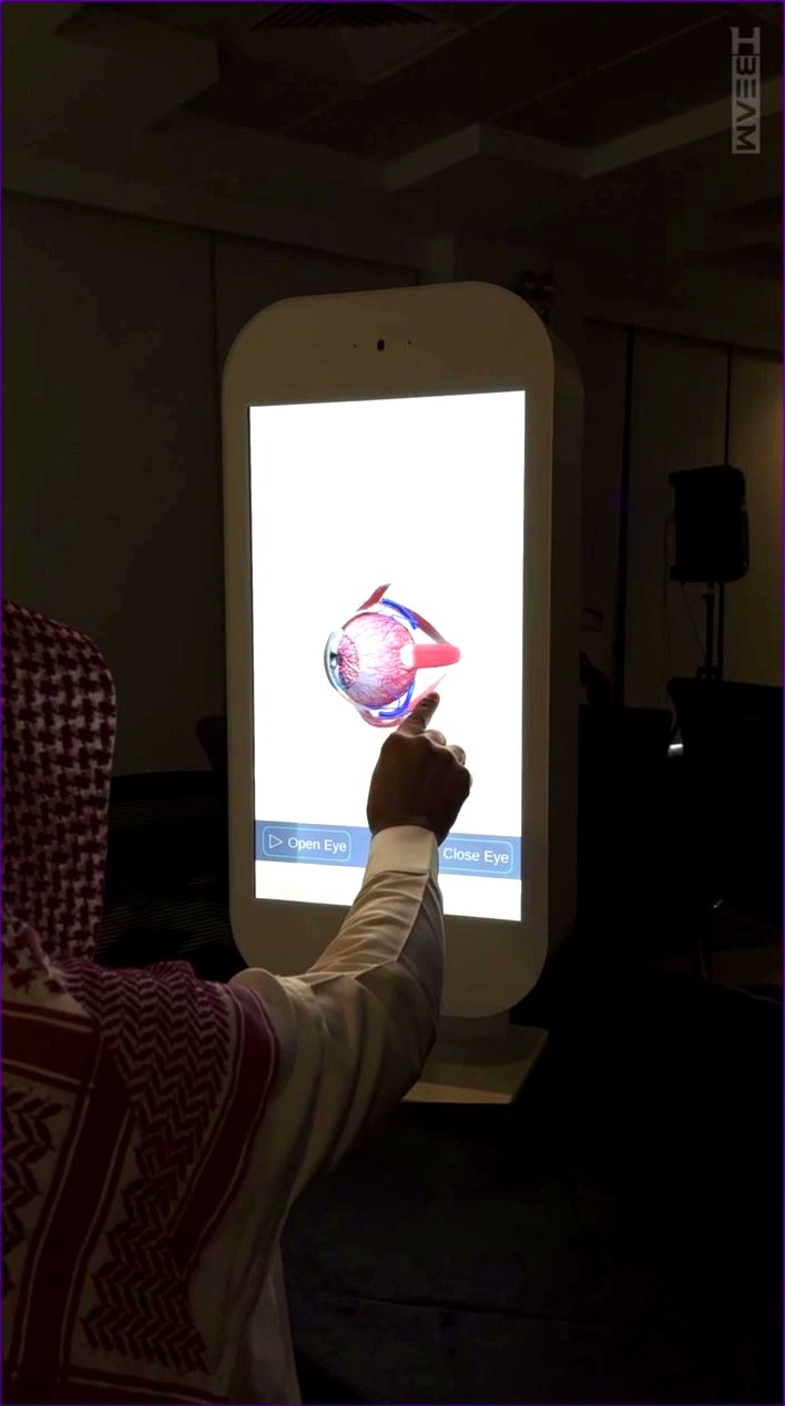 زائر يتفاعل باللمس مع مجسم طبي ثلاثي الأبعاد