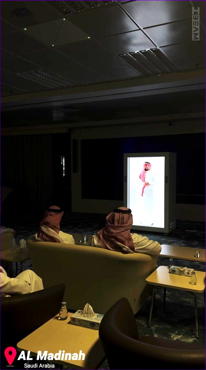 محاضر هولوجرامي يظهر أمام الجمهور في المدينة المنورة